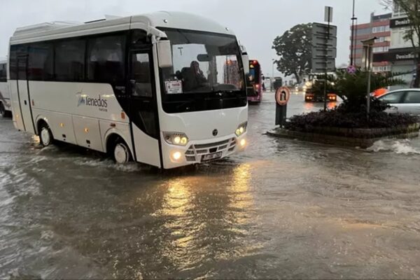 Sağanak Yağış Çanakkale’yi Etkisine Aldı