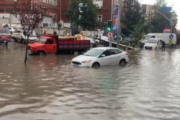Sağanak Yağış Sarıyer Emirgan’da Denizle Buluştu