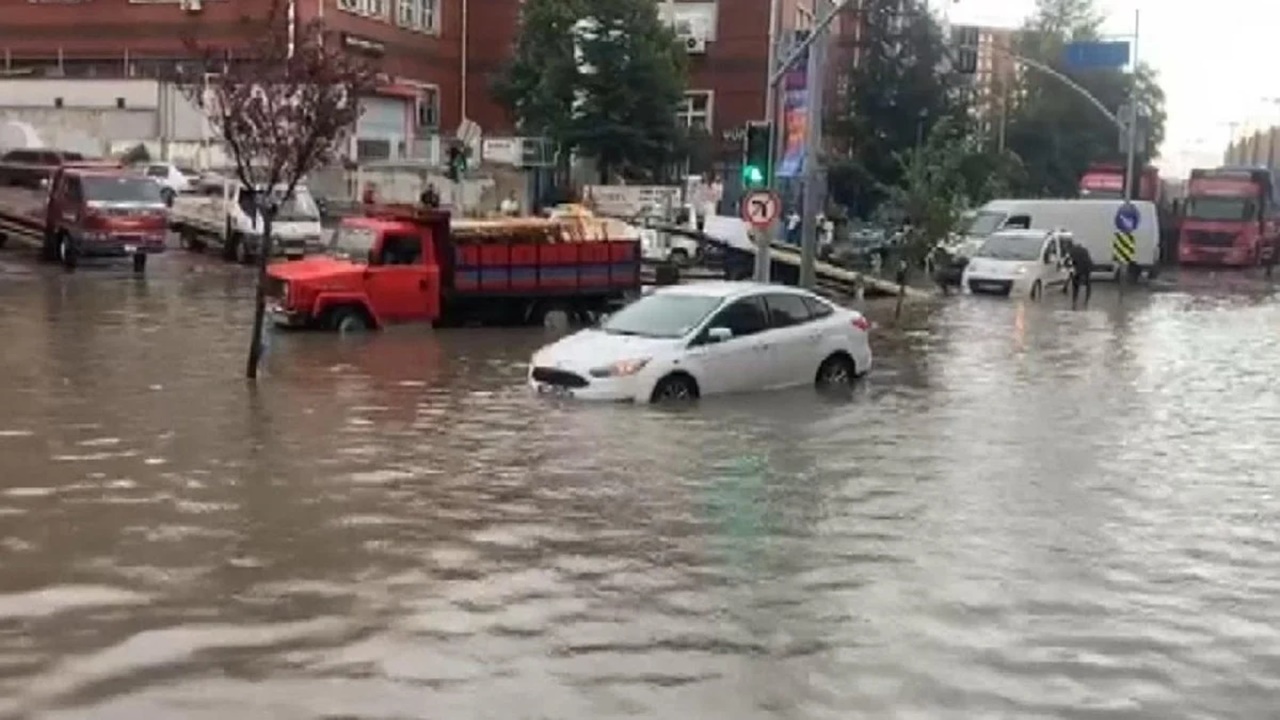 sağanak yağış sarıyer emirganda denizle buluştu