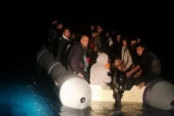 Sahil Güvenlik Lastik Botla Denize Açılan Göçmenleri Engelledi