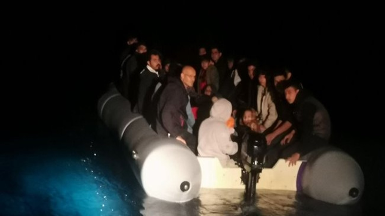 sahil güvenlik lastik botla denize açılan göçmenleri engelledi