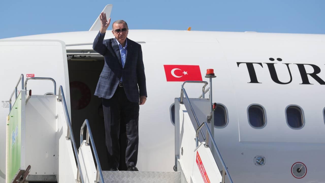sahte Çakar İle korumaları atlattı cumhurbaşkanı erdoğanın yanına kadar geldi