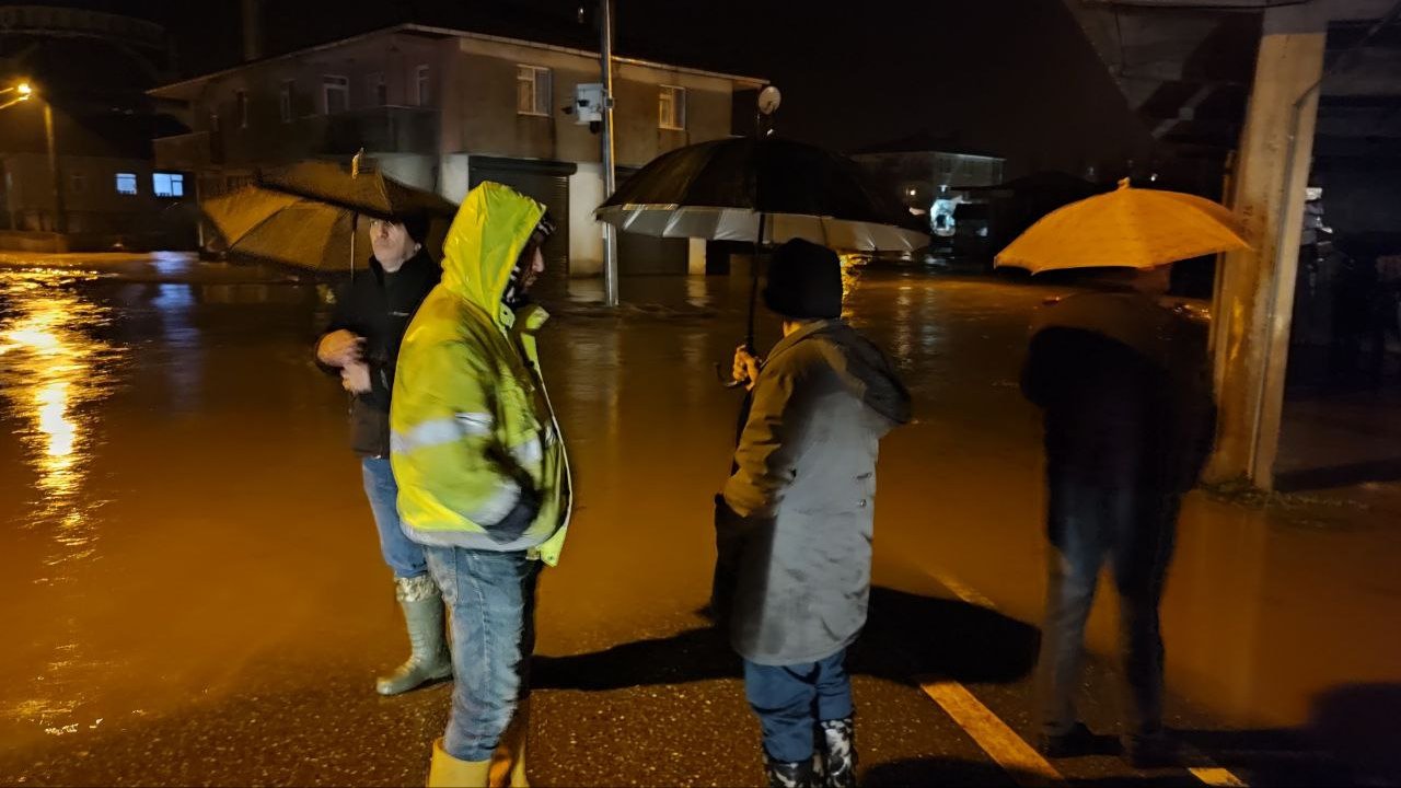 sakaryada etkili olan sağanak taşkınlara neden oldu