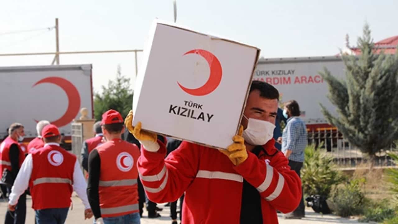 sakaryada türk kızılayın İhtiyaç sahibi Çocuklar İçin düzenlediği bağış kampanyası İle 402 bin lira toplandı