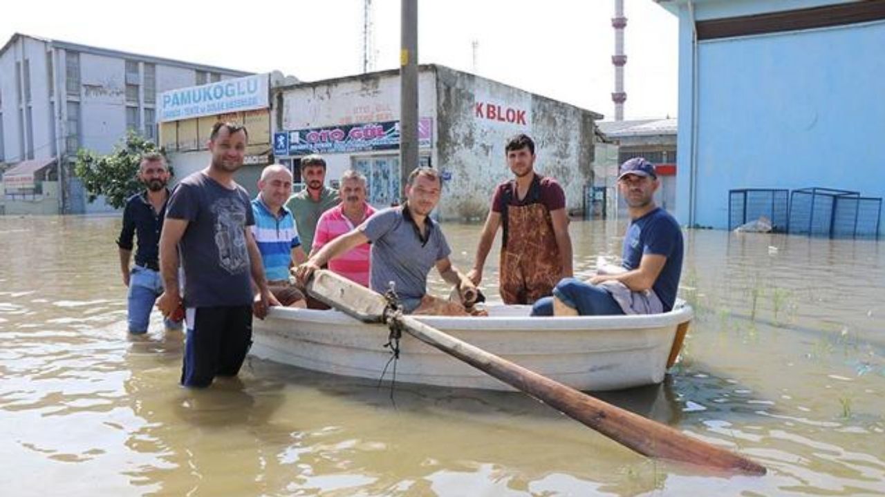 Samsun'u Sel Aldı! Dükkanlarına Kayıklarla Gittiler
