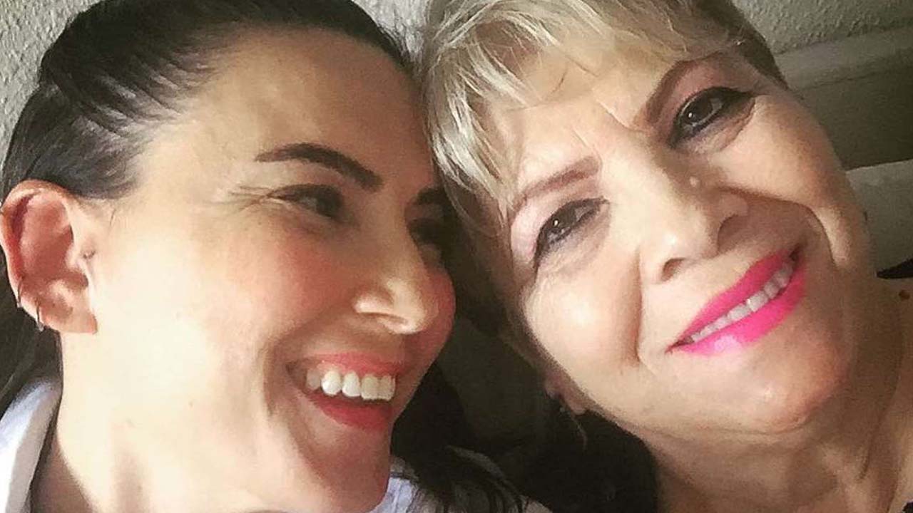 Şebnem dönmezin acı günü annesini kaybetti