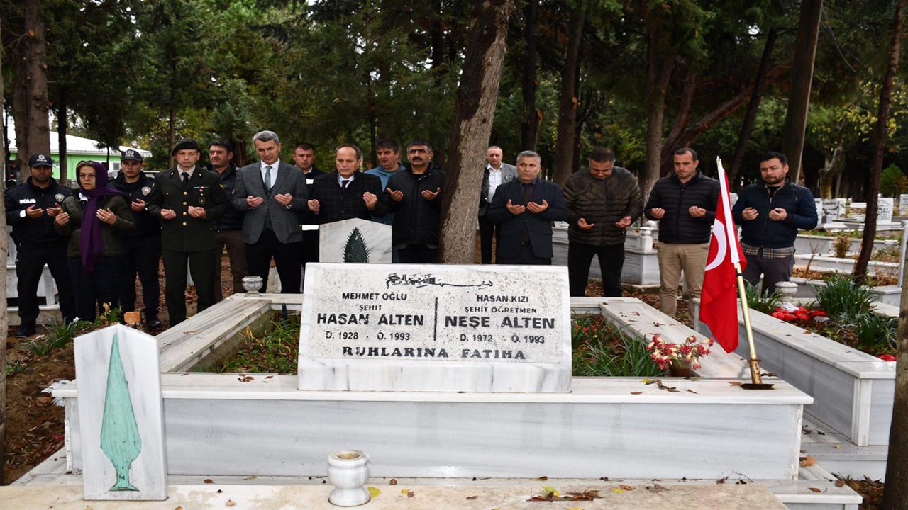 Şehit Öğretmen neşe alten ve babası mezarları başında anıldı