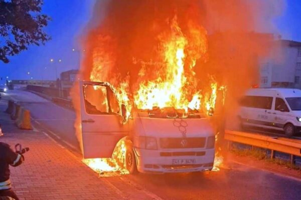 Servis Minibüsü Küle Döndü