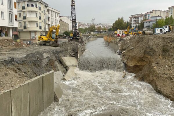 Şiddetli Sağanak Haramidere İstinat Duvarını Yıktı