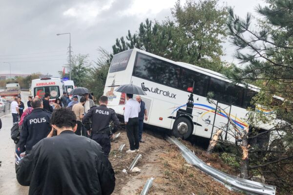Şiddetli Sağanak Nedeniyle Kontrolden Çıkan Otobüsteki 2 Yolcu Yaralandı