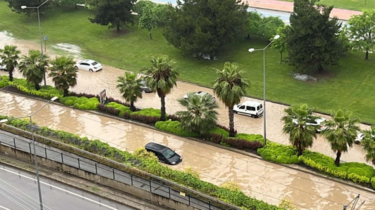 Şiddetli Yağış ve Sel Samsun'da Okulları Tatil Ettirdi 