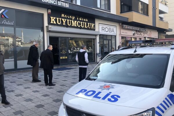 Silah Tehdidiyle Kuyumcudan 8 Bilezik Çaldı
