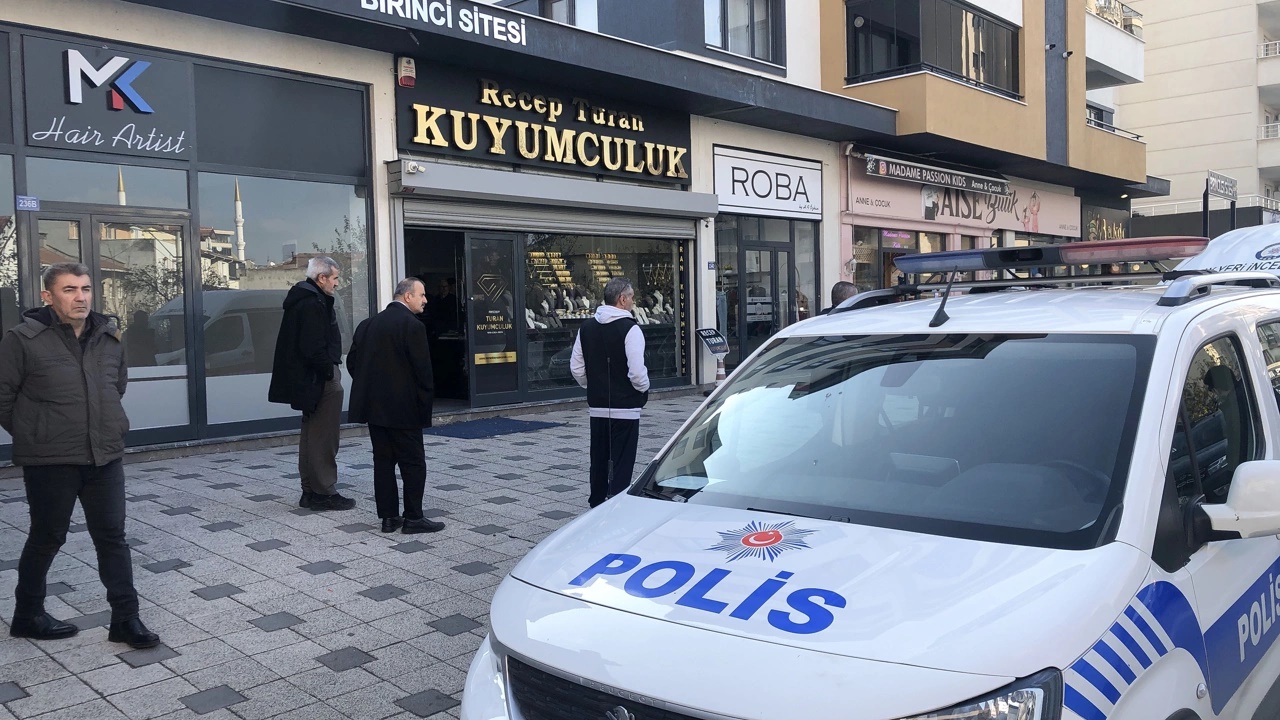 silah tehdidiyle kuyumcudan 8 bilezik Çaldı