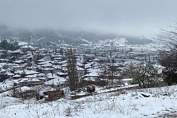 Sındırgı’nın Yüksek Rakımlı Mahallelerinde Sabah Kar Yağışı Başladı
