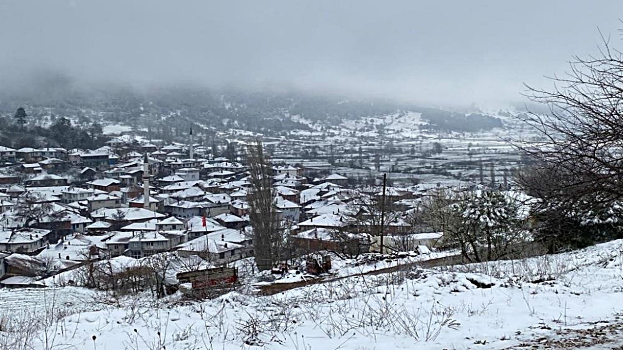 sındırgının yüksek rakımlı mahallelerinde sabah kar yağışı başladı