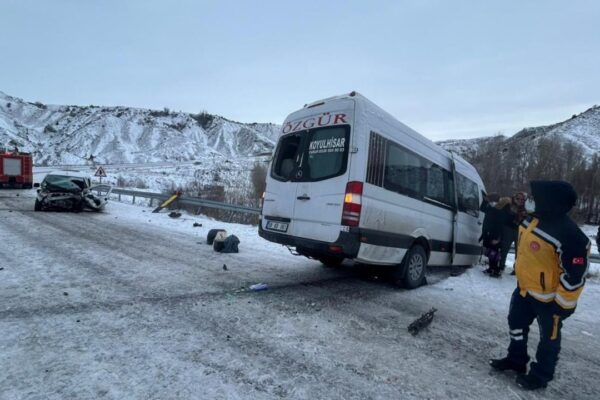 Yolcu Minibüsü İle Hafif Ticari Araç Çarpıştı: 16 Kişi Yaralandı
