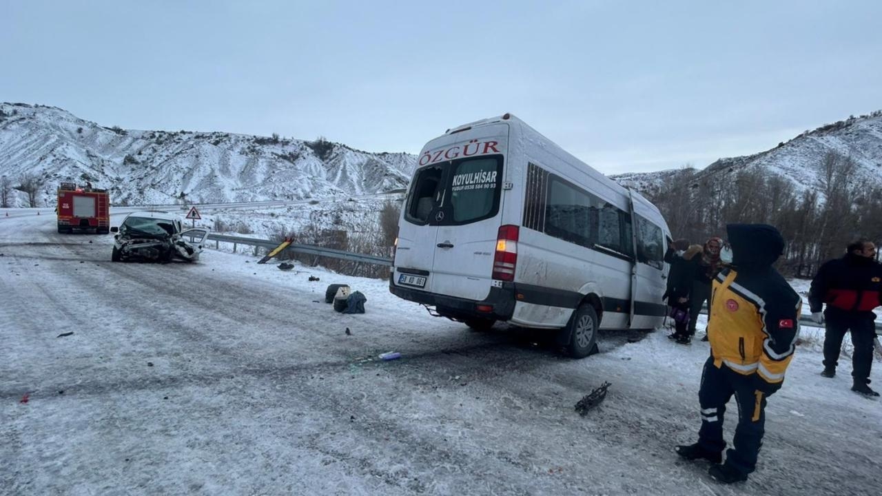 Yolcu Minibüsü İle Hafif Ticari Araç Çarpıştı: 16 Kişi Yaralandı