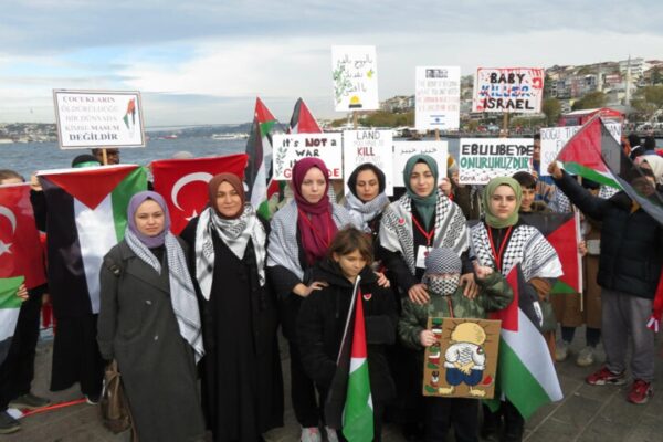 “Slices of Resistance Topluluğu” İsrail’in Gazze Saldırılarını Protesto Etti