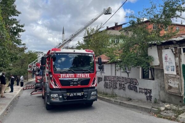 Sultanbeyli’de 3 Katlı Binanın Çatısında Yangın Çıktı