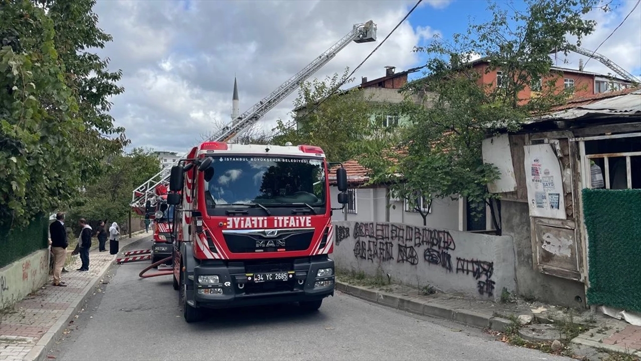 sultanbeylide 3 katlı binanın Çatısında yangın Çıktı