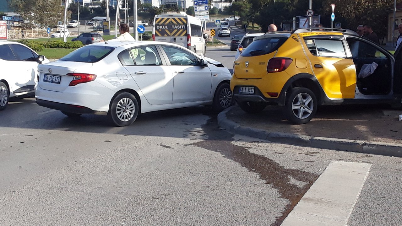 taksi İle otomobil Çarpıştı 4 kişi yaralandı
