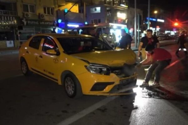 Taksi ve Yayalara Çarpan Minibüs Şoförü Kaçtı