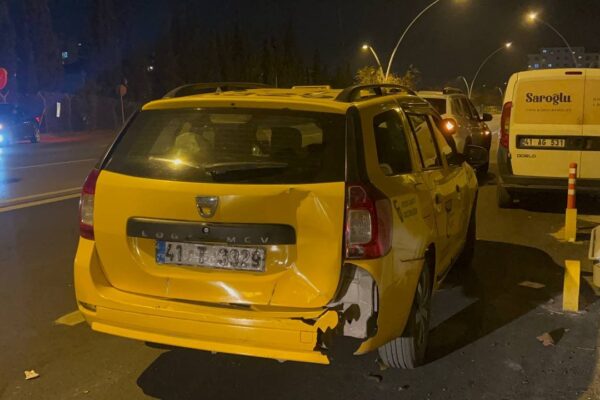 Taksiye Çarpan Motosikletteki Kişiler Yaralandı
