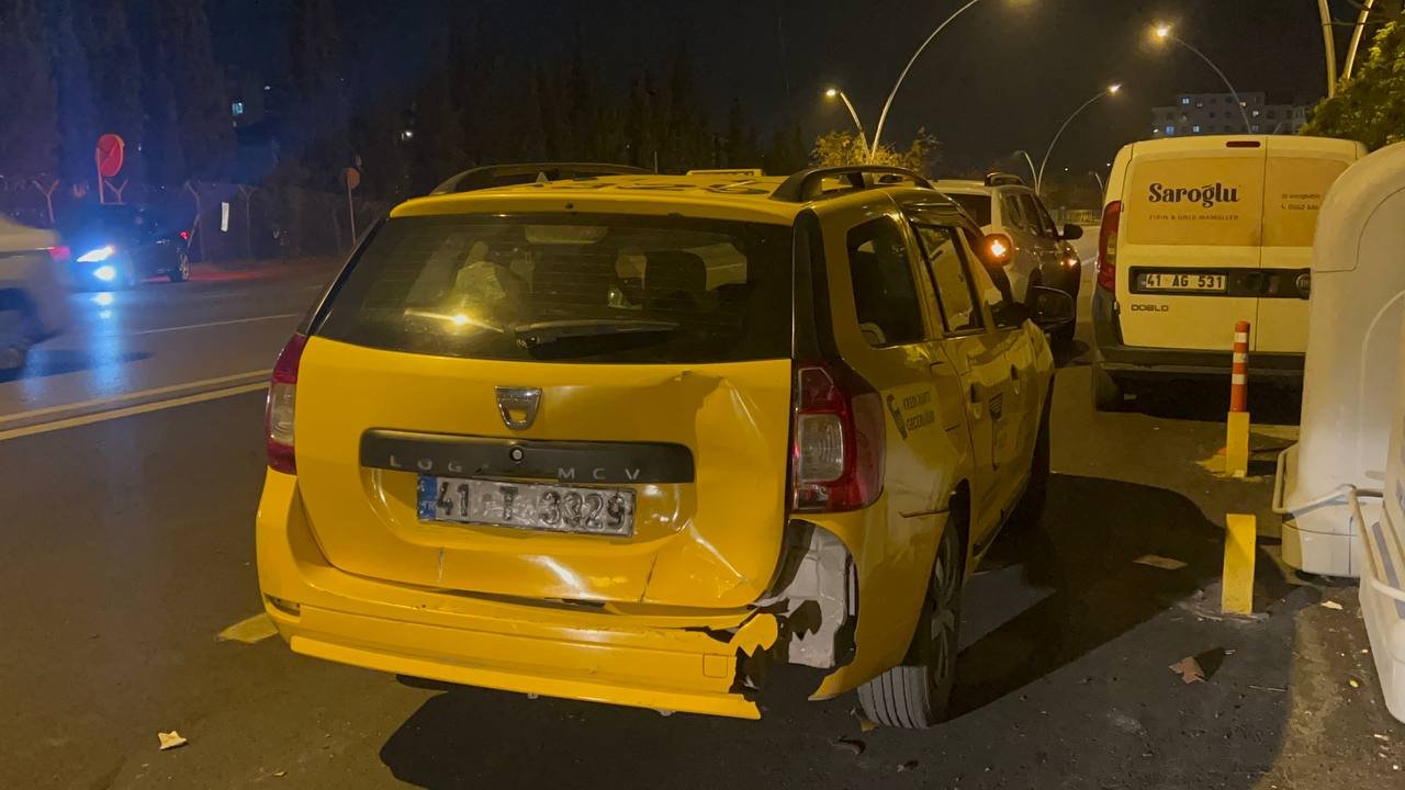 taksiye Çarpan motosikletteki kişiler yaralandı