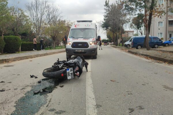 Taksiyle Çarpışan Motosikletteki 2 Kişi Yaralandı