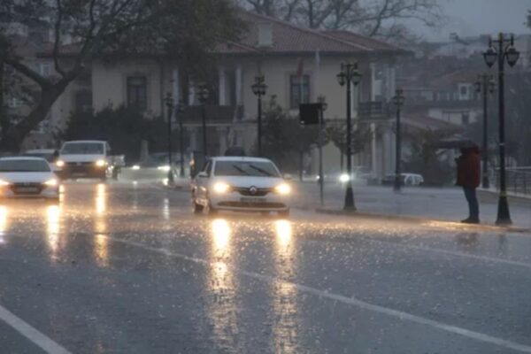 Tekirdağ’da Lodosun Taşırdığı Deniz Suyu Çekildi