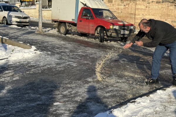 Tekirdağ’da Vatandaşlar Buzlanan Sokakları Tuzladı