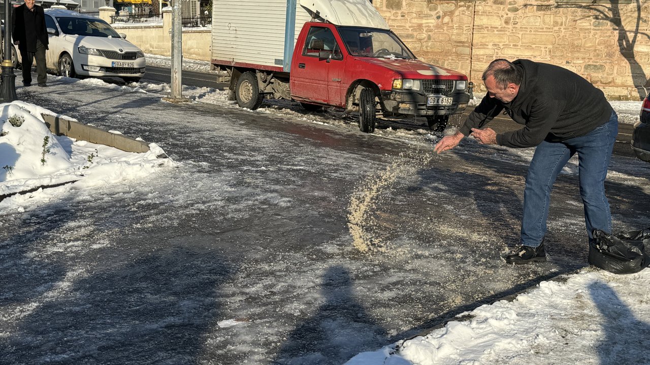 tekirdağda vatandaşlar buzlanan sokakları tuzladı