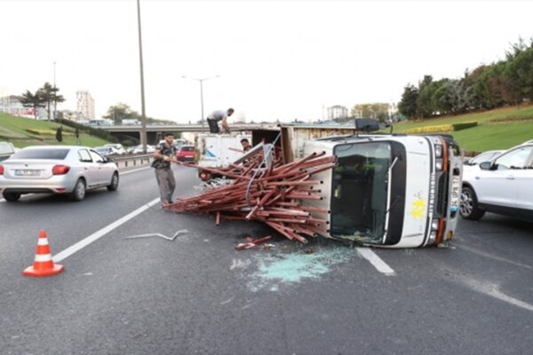 TEM’de Kamyonet Devrildi: Trafik Aksadı