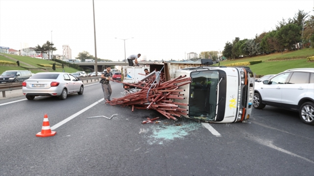 temde kamyonet devrildi trafik aksadı