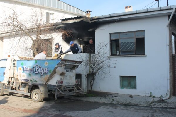 Temizlik İşçilerinin Yandığını Fark Ettiği Yanan Ev Söndürüldü