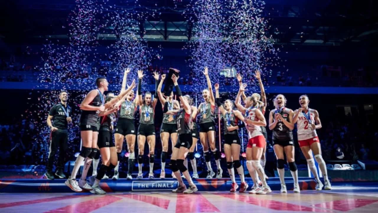 thy paris olimpiyatlarına giden filenin sultanlarına uçakta sürpriz kutlama yaptı