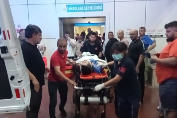 Tır İle Motor Çarpıştı: 2 Kişi Ağır Yaralandı