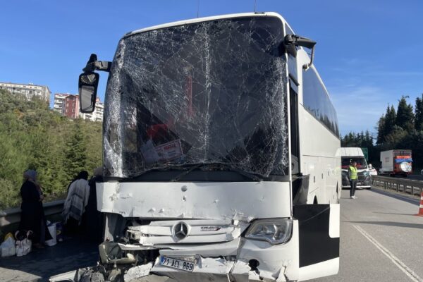 Tır İle Yolcu Otobüsü Kaza Yaptı: 6 Kişi Yaralandı