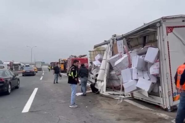 Tıra Çarpan Kamyon Yola Devrildi