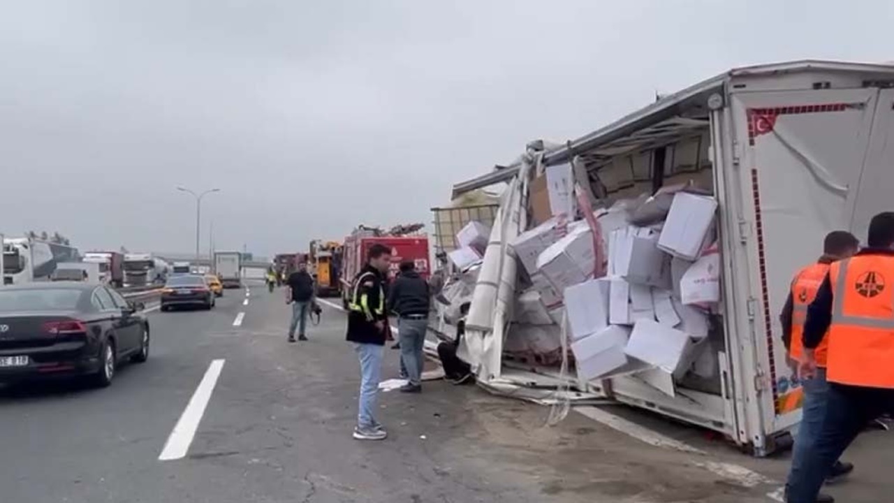 tıra Çarpan kamyon yola devrildi