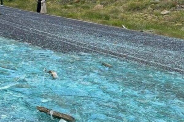 Tırdan Düşen Camlar Trafiği Aksattı