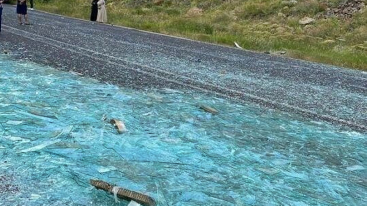 tırdan düşen camlar trafiği aksattı