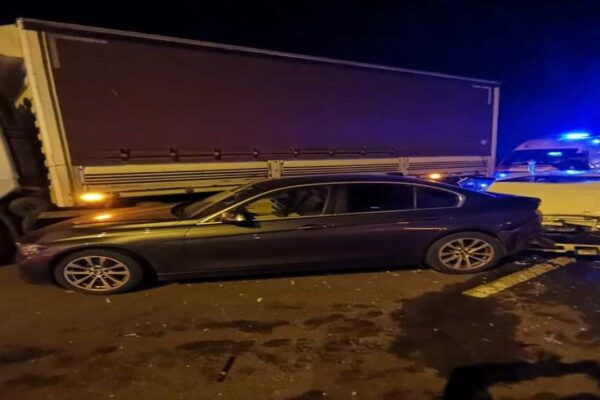 Tırdan Düşen Demir Parçası Otomobillerin Lastiklerini Patlattı
