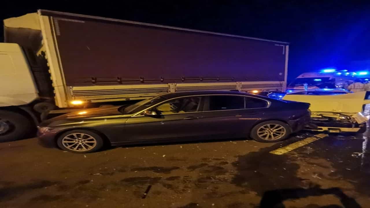 tırdan düşen demir parçası otomobillerin lastiklerini patlattı