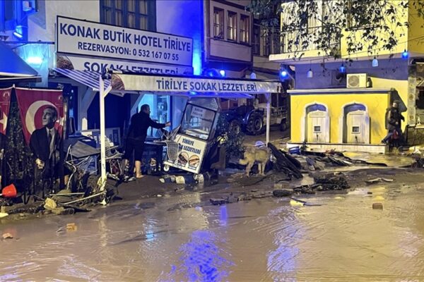 Tirilye’de Sağanak Nedeniyle Araçlar Sürüklendi İş Yerlerini Su Bastı