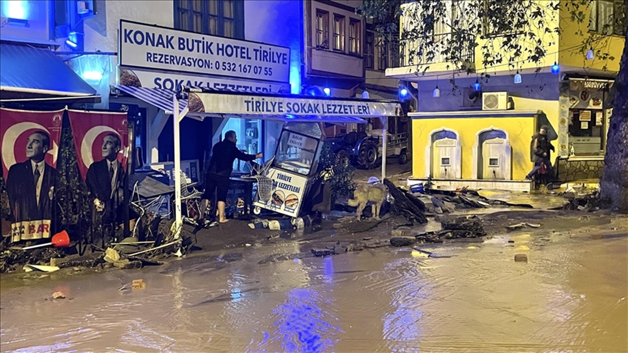tirilyede sağanak nedeniyle araçlar sürüklendi İş yerlerini su bastı