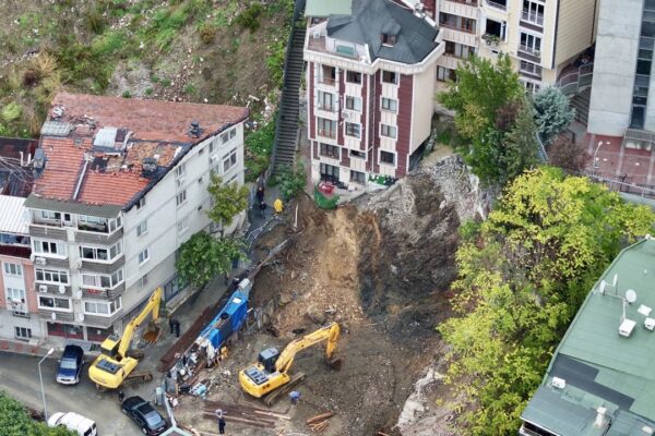 Toprak Kayması Nedeniyle 2 Bina Boşaltıldı