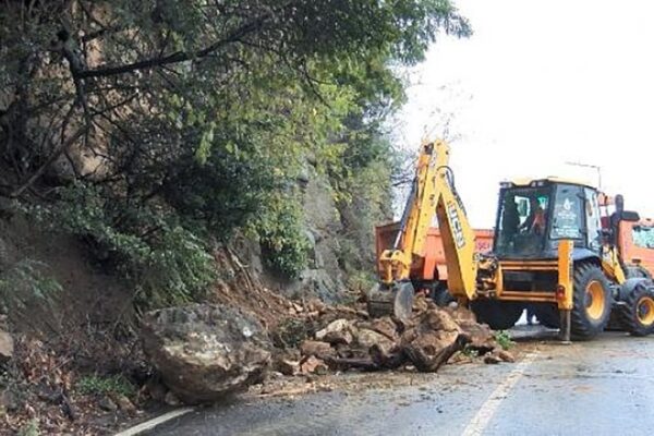 Toprak Kaymasında Caddeye Düşen Kaya Parçaları Nedeniyle Trafik Aksadı
