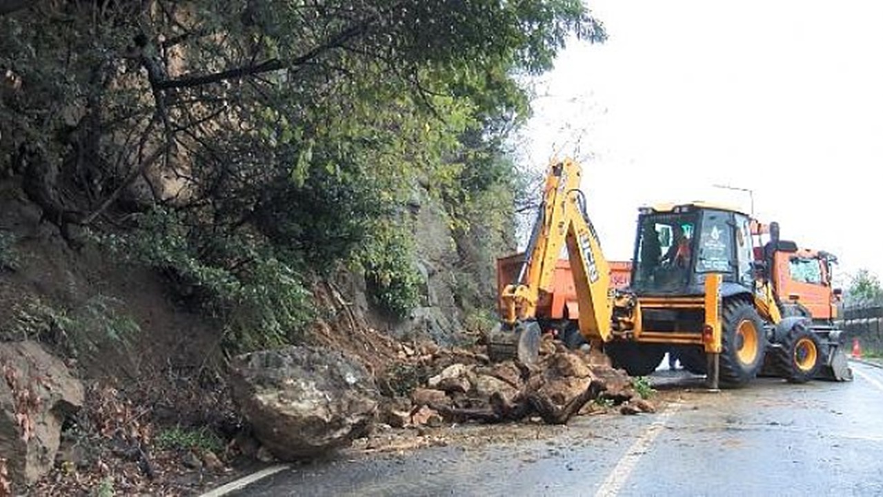 toprak kaymasında caddeye düşen kaya parçaları nedeniyle trafik aksadı