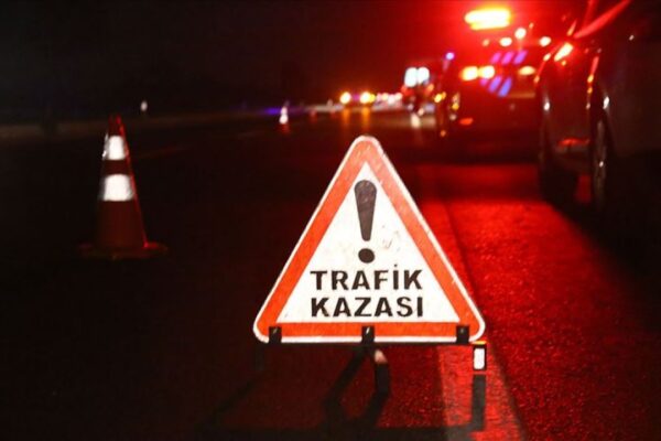 Trafik Işığına Çarpan Otomobilde 2 Kişi Yaralandı